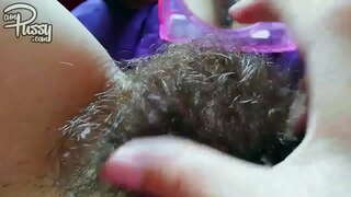 Amador namorada com um bichano peludo se masturba em frente a um espelho