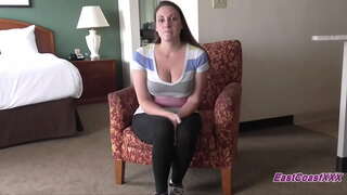 Big Tit MILF sucks ir fucks du vaikinai audition