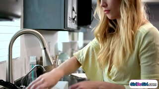 ���ड़े स्तन सुनहरे बालों वाली घर आता है जल्दी करने के लिए और उसके छोटे स्तन और वे जश्न मनाने के साथ लेस्बियन सेक्स । वे चुंबन और सींग का श्यामला चूसने और उसके