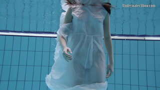 ���ानी के नीचे की दुनिया में नग्न लड़कियों