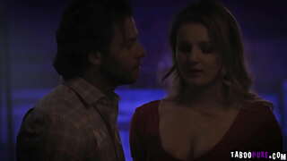 Sexy babe ELiza Eves loossen d &#039; Géigend stud thrust Hir séiss muffin mat sengem pulsierenden Schwanz