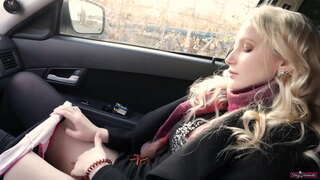 ���ड़की चिल्लाती है, जोर से के रूप में वह एक आदमी है.