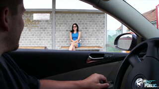 Filthy dude picking lonely Girl in bus station, zeigen Sie, wie cool ist öffentliche ficken in der Natur