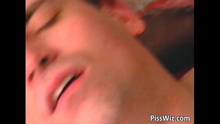 ���रिपक्व सुनहरे बालों वाली वेश्या मुर्गा बेकार है और हो जाता है