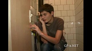 Chlapec sedí a zírá