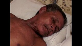 ���ूढ़ा आदमी कुछ मोटी बिल्ली हो रही है