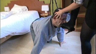 ���ालकिन उसके गुलाम चाटना उसे उच्च ऊँची एड़ी के जूते जूते