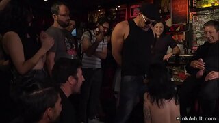 ���ूरो श्यामला में कुछ बार बनाया करने के लिए चाट और चूसने मुर्गा