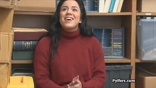 Curvas Latinas ladrón arrestado y follada por la guardia