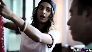 Chad mers pe jos în familie casa prezente în mână să-l Aud intra