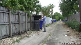 Alyssa लिन झवणे तिच्या मुलगा मित्र घराबाहेर