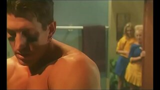 ���ोरा, कॉक्स और अप्रैल में लॉकर कमरे में