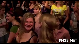 ���िल्ला सुनहरे बालों वाली blowjob से जंगली समूह सेक्स के साथ वेटर