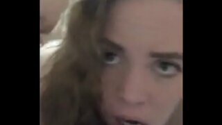 проститутка-дружина глибоко ковтає і приймає анальну порцію сперми, перестрибуючи під час оргазму