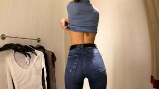 WOW! Moto msichana na tits ndogo dressing t-shirt na blauzi katika umma locker chumba 4K 60Fps