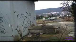 ���ड़की बहुत उत्साहित है और वह चाहता है बकवास करने के लिए सही दूर यहां तक कि सड़क पर