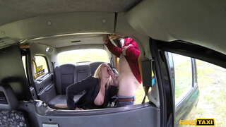 ���कली टैक्सी गर्म लड़की सींग का बना हुआ माँ उसके पैरों फैलता है और मुर्गा बेकार है