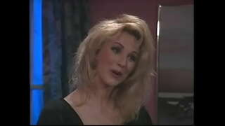 ���द्भुत सुनहरे बालों वाली लड़की मुर्गा बेकार है और हो जाता है उसके गुलाबी योनी खराब काले सोफे पर